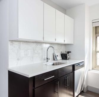 Central West End Apartment | FRONTDESK 3 BR Penthouse by Dining and Shops