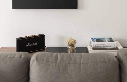 Pilsen Apartment | Frontdesk | Bright 3 BR Apt near Soldier Field