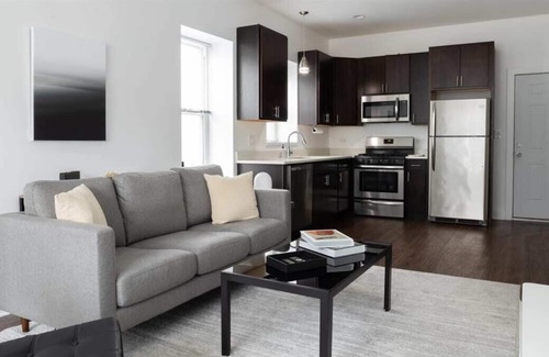Pilsen Apartment | Frontdesk | Bright 3 BR Apt near Soldier Field