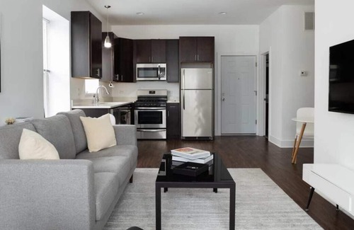 Pilsen Apartment | Frontdesk | Bright 3 BR Apt near Soldier Field