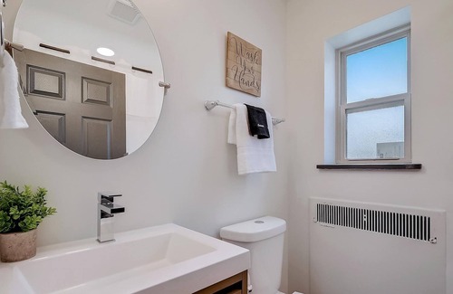 Walnut Hills Apartment | Frontdesk | Bright Studio Apt near Walnut Hills