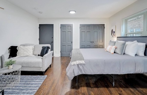 Walnut Hills Apartment | Frontdesk | Bright Studio Apt in Walnut Hills