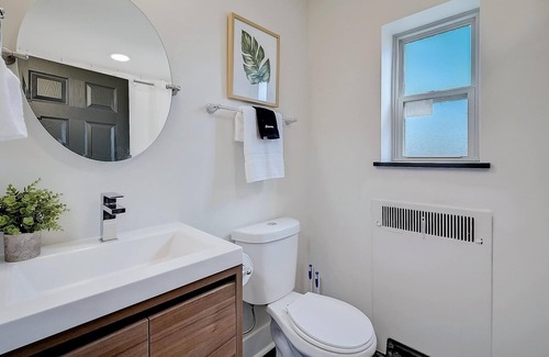 Walnut Hills Apartment | Frontdesk | Bright Studio Apt in Walnut Hills