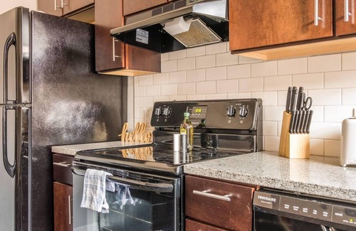 Downtown Kansas City Apartment | Frontdesk | Central 1BR + Balcony Near City Market