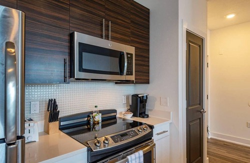 North Hyde Park Apartment | Frontdesk | Coastal 2BR Apt in Hyde Park