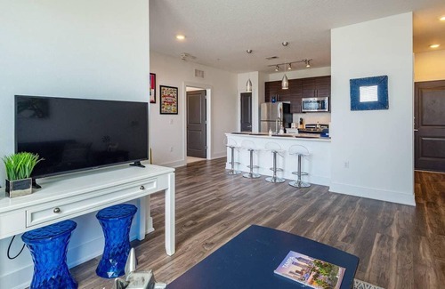 North Hyde Park Apartment | Frontdesk | Coastal 2BR Apt in Hyde Park