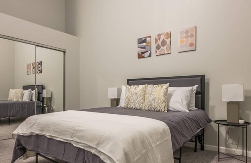 Downtown Kansas City Apartment | Frontdesk | Contemporary 1BR by Convention Center