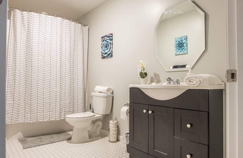 Downtown Kansas City Apartment | Frontdesk | Contemporary 1BR by Convention Center