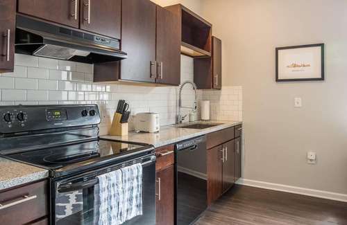 Downtown Kansas City Apartment | Frontdesk | Convenient 1BR Near Barney Allis Plaza