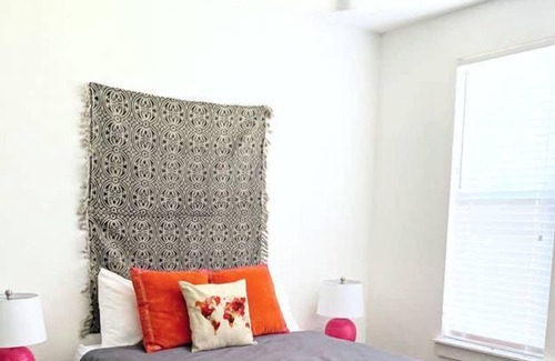 North Hyde Park Apartment | Frontdesk | Fresh 1BR Apt in Hyde Park