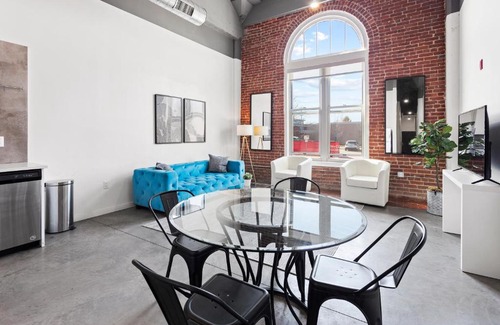 Kansas City Apartment | FRONTDESK Historic KCY Flats with Rooftop Deck