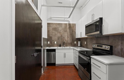 Kansas City Apartment | FRONTDESK Historic KCY Flats with Rooftop Deck