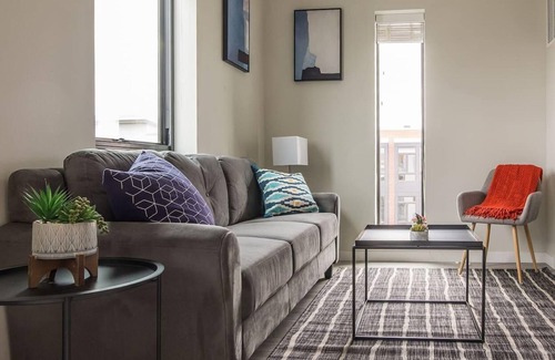 Downtown Des Moines Apartment | Frontdesk | Inviting 1BR Apt