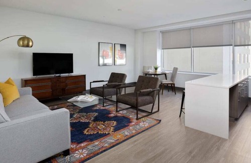 Downtown Kansas City Apartment | Frontdesk | Modern 1 BR Apt with Free Parking