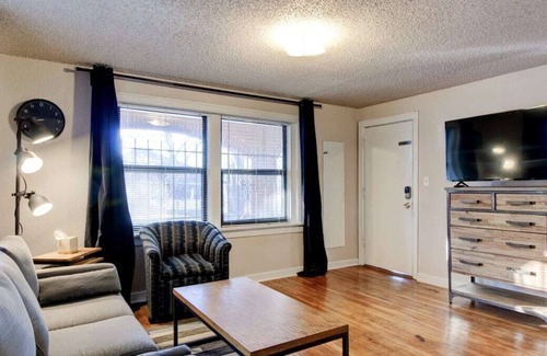 South Hyde Park Apartment | Frontdesk | Modern 1 BR Apt near Kauffman Stadium