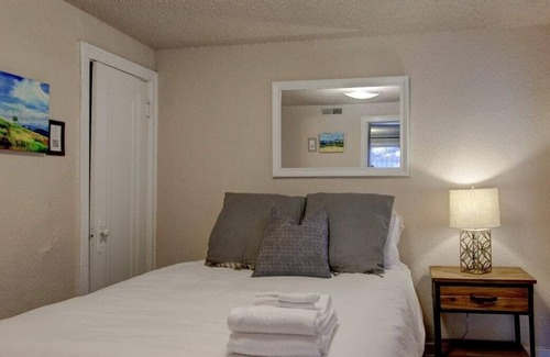 South Hyde Park Apartment | Frontdesk | Modern 1 BR Apt near Kauffman Stadium