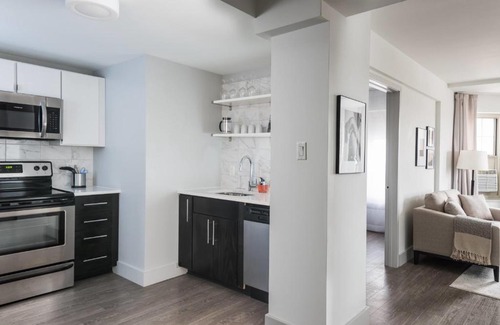 Central West End Apartment | FRONTDESK Modern Fully Equipped 2 BR Apt