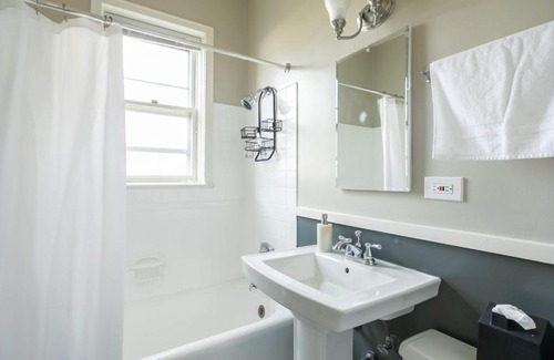 East Hyde Park Apartment | FRONTDESK Quaint 1 BR Apt by 57th Street Beach