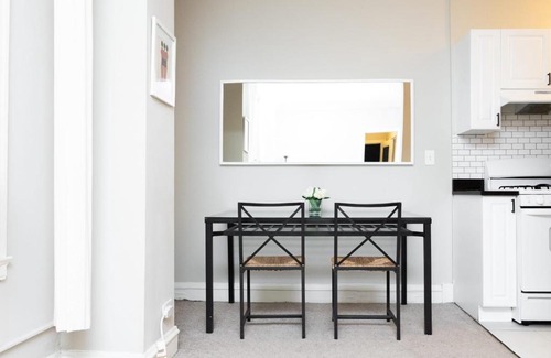 East Hyde Park Apartment | FRONTDESK Quaint 1 BR Apt by 57th Street Beach