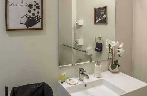 Downtown Des Moines Apartment | Frontdesk | Simple Capitol View South Mini Suite