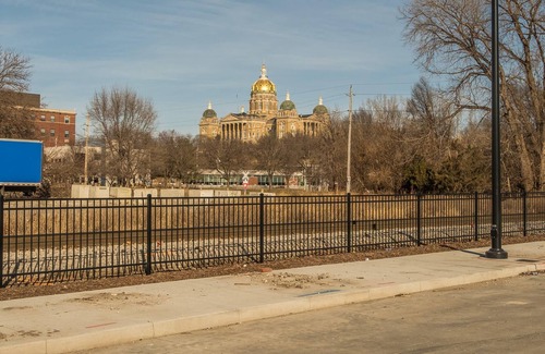 Downtown Des Moines Apartment | Frontdesk | Simple Capitol View South Mini Suite