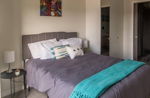 Downtown Des Moines Apartment | Frontdesk | Simple + Roomy 1BR Apt