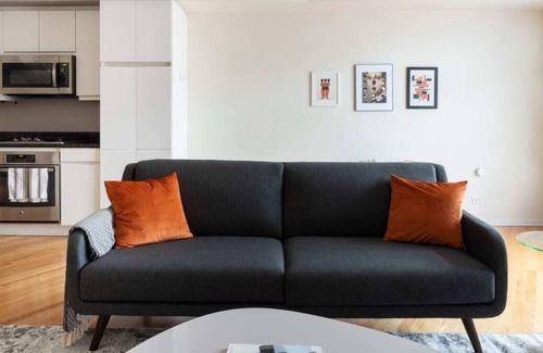 Wicker Park Apartment | Frontdesk | Spacious 2 BR Apt in Wicker Park