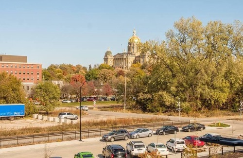 Downtown Des Moines Apartment | Frontdesk | Spacious 2BR Apt in Des Moines
