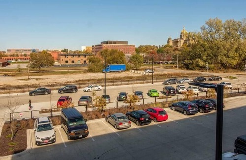 Downtown Des Moines Apartment | Frontdesk | Spacious 2BR Apt in Des Moines