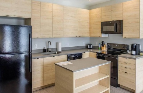 Downtown Des Moines Apartment | Frontdesk | Spacious Capitol View South 2BR Apt