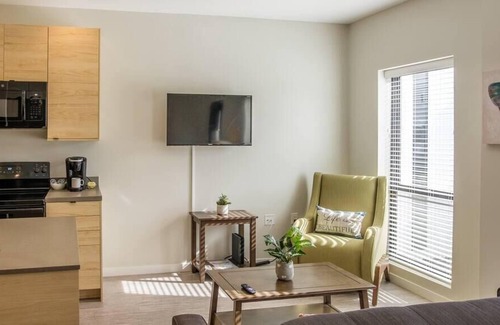 Downtown Des Moines Apartment | Frontdesk | Spacious Capitol View South 2BR Apt