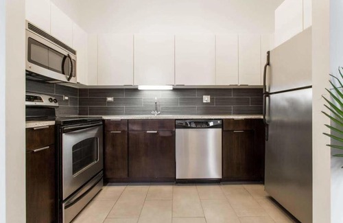 East Hyde Park Apartment | FRONTDESK Stylish 1 BR Apt near Washington Park