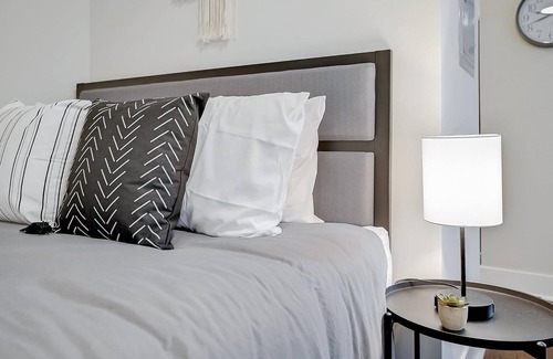 Walnut Hills Apartment | Frontdesk | Sunny Studio near Museums