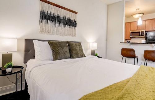 Lockerbie Square Apartment | FRONTDESK The Maxwell Apts Downtown Indianapolis