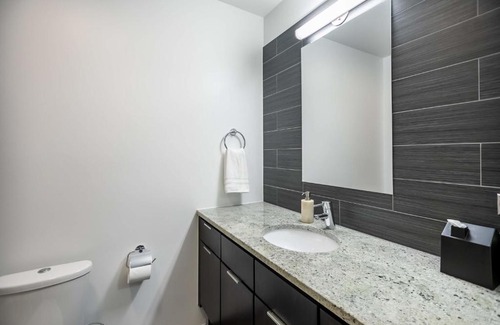 East Hyde Park Apartment | FRONTDESK Trendy Studio Apt near Lake Michigan
