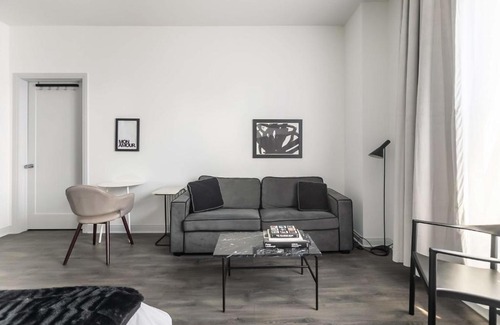 East Hyde Park Apartment | FRONTDESK Trendy Studio Apt near Lake Michigan