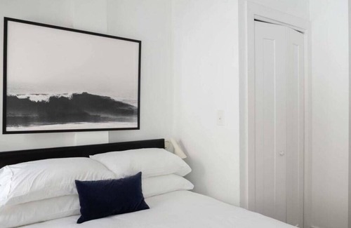 Pilsen Apartment | Frontdesk | Updated 2 BR Apt Near South Side