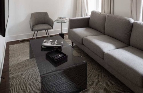Pilsen Apartment | Frontdesk | Updated 2 BR Apt Near South Side