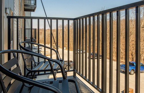 Ames Apartment | Frontdesk | Upscale and Spacious 1BR Apt