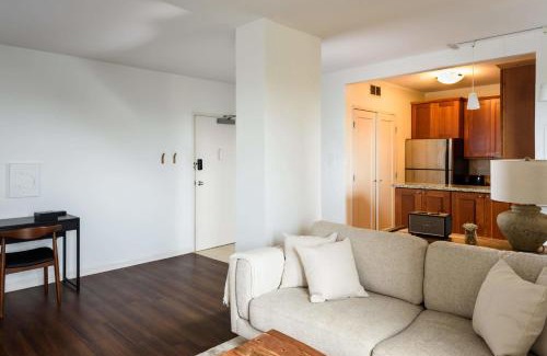 Central West End Apartment | FRONTDESK Warm 1 BR Apt with Forest View