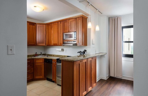 Central West End Apartment | FRONTDESK Warm 1 BR Apt with Forest View