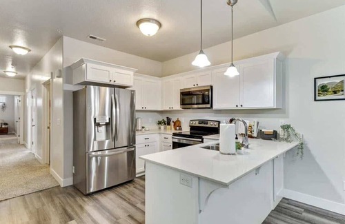 Lehi House | FrontRunner Lehi Station, Fully Equipped Kitchen!