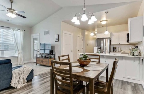 Lehi House | FrontRunner Lehi Station, Fully Equipped Kitchen!