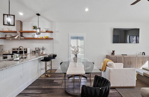 Fruitville House | Fruitville Haven - Cozy KING Bed/Free Wi-Fi