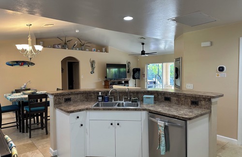 Eisenhower House | Ft Myers-Lehigh Acres/Saltwater Electric Heated Pool + 3 Waterfalls/Hot Tub