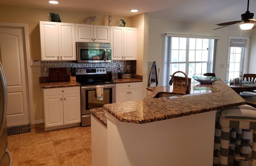 Eisenhower House | Ft Myers-LeHigh Acres -free standing hot tub, Spa, Heated salt water pool.