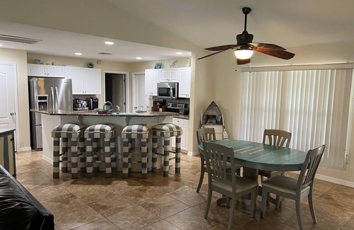 Eisenhower House | Ft Myers-LeHigh Acres -free standing hot tub, Spa, Heated salt water pool.
