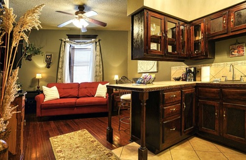 Hot Springs House | Full Apartment-style Lodging w/Private Balcony