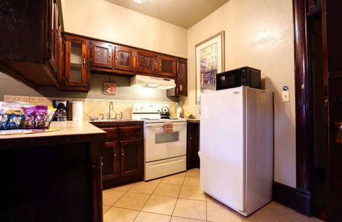 Hot Springs House | Full Apartment-style Lodging w/Private Balcony