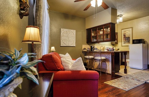 Hot Springs House | Full Apartment-style Lodging w/Private Balcony
